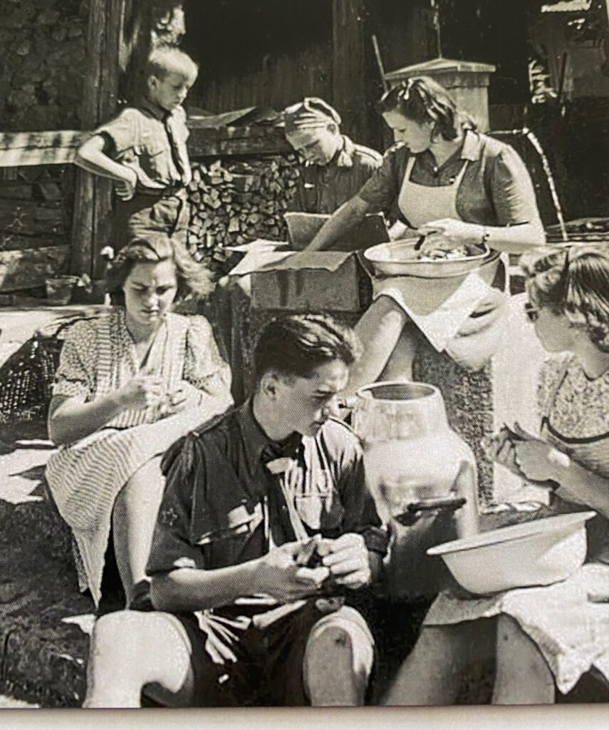 Schlösschen Altenburg, im Sommer 1946. Hier begann die Geschichte der Pfadfamilie Meier. Hier lernte Jagi (auf dem Foto oben) den Wohler AL Funk kennen. Es funkte zwischen den beiden - und inzwischen ist bereits die vierte Generation der Meiers in der Pfadi aktiv.