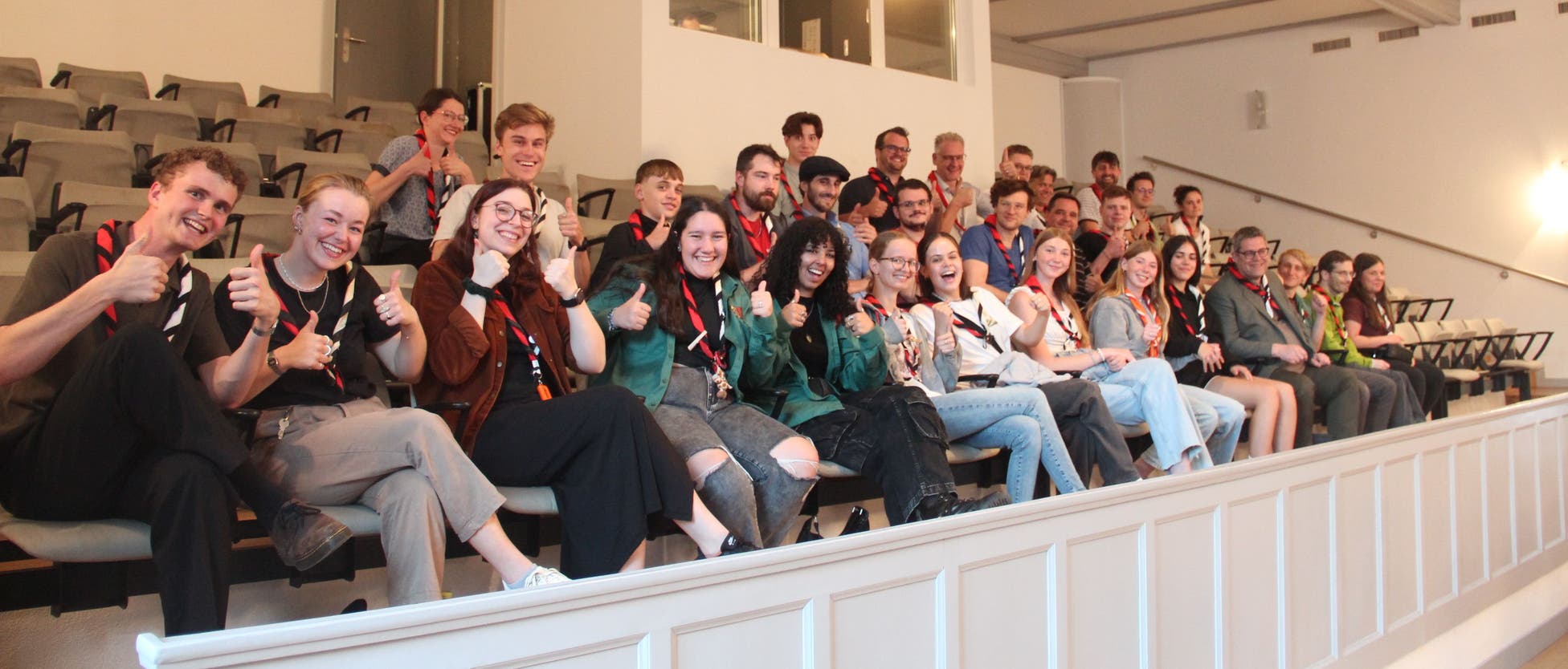 Viele Pfadis verfolgten auf der Tribüne, was der Wohler Einwohnerrat zu ihrem neuen Pfadiheim zu sagen hatte. Sie freuten sich sichtlich über das einstimmige Resultat. Das neue Pfadiheim darf gebaut werden.