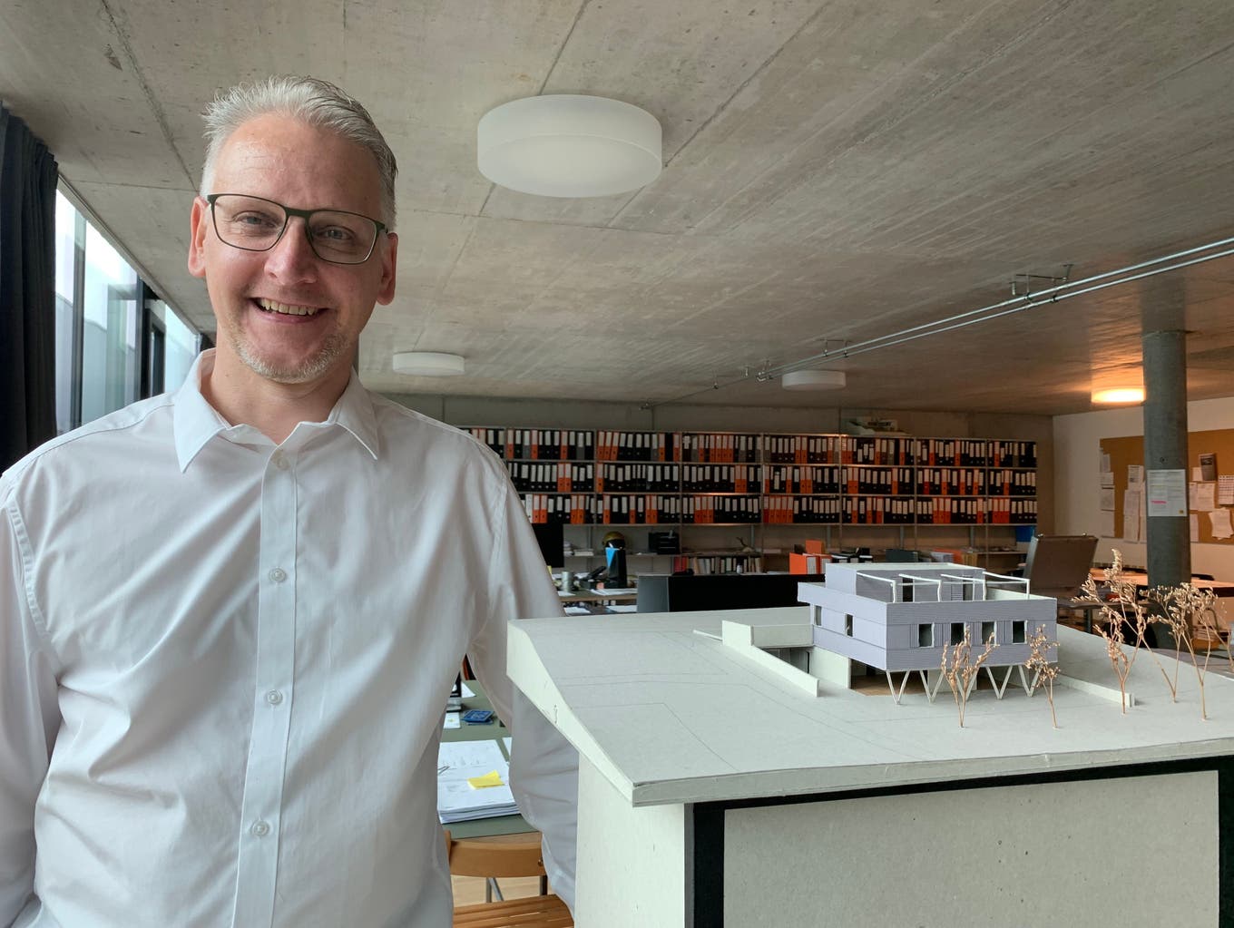 Thomas Geissmann zeigt das Modell des neuen Wohler Pfadiheims der Stutz Kohli Architekten.