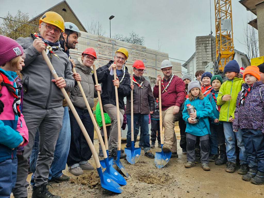 Darauf haben die Kinder und auch das elfköpfige Projektteam lange gewartet: Am Samstag fan der Spatenstich für das neue Pfadiheim in der Bleichi statt.

